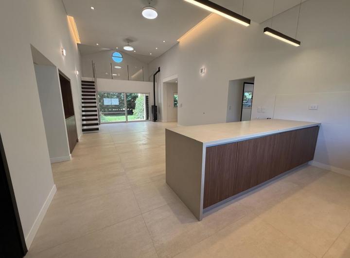 Casa · 180m² · 5 Ambientes · 2 Cocheras