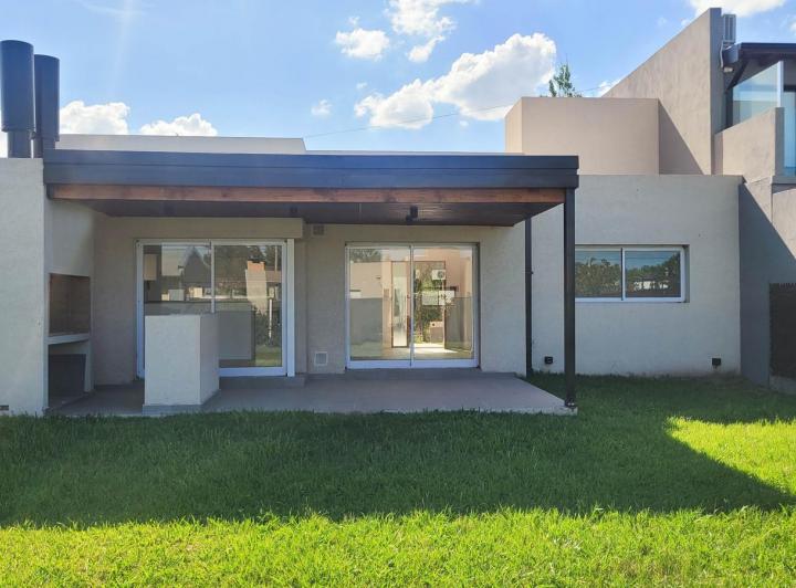 Casa · 70m² · 3 Ambientes · 2 Cocheras