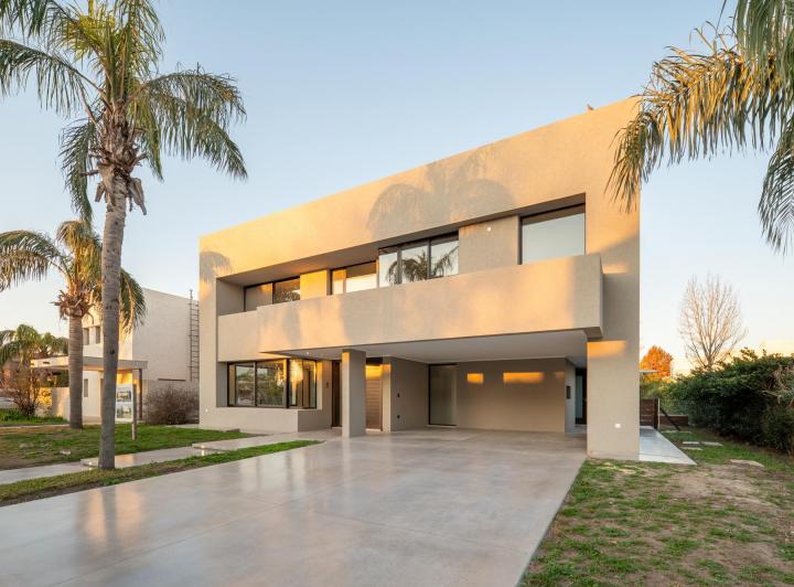 Casa · 254m² · 5 Ambientes · 2 Cocheras
