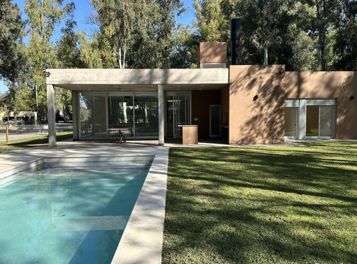 Casa · 1200m² · 6 Ambientes · 2 Cocheras