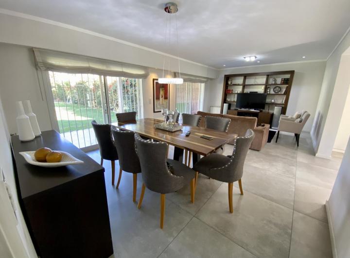 Casa · 254m² · 7 Ambientes · 2 Cocheras