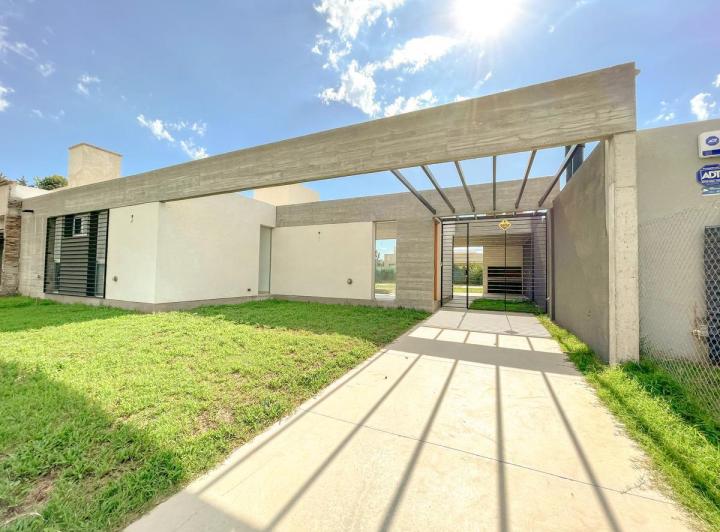 Casa · 96m² · 4 Ambientes · 2 Cocheras