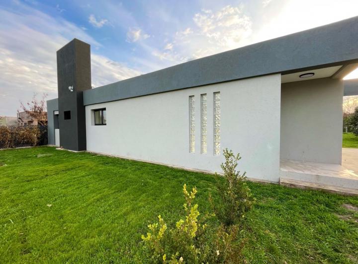 Casa · 100m² · 4 Ambientes · 2 Cocheras
