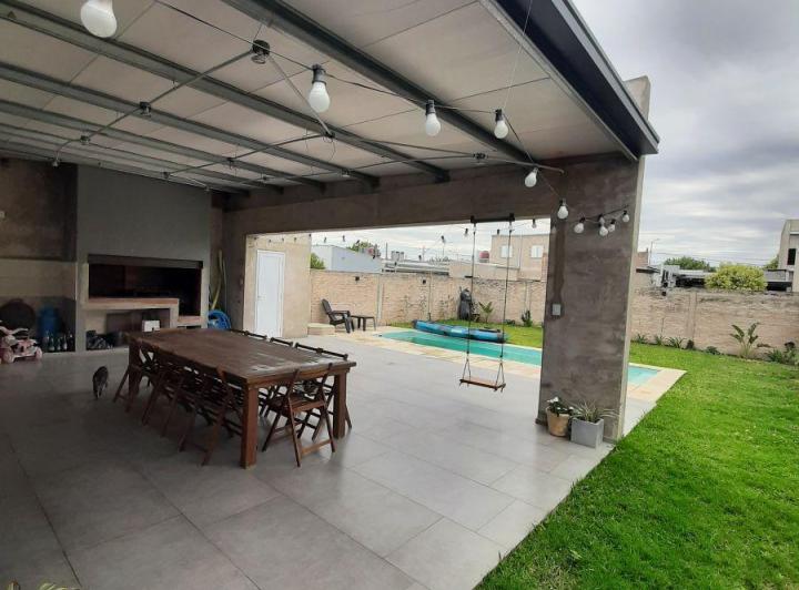 Casa · 228m² · 4 Ambientes · 2 Cocheras