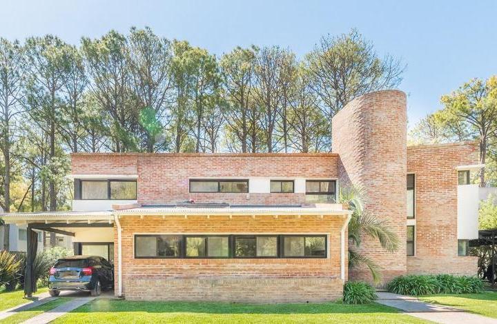 Casa · 282m² · 6 Ambientes · 3 Cocheras