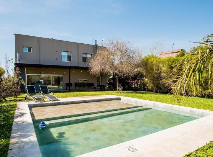 Casa · 179m² · 3 Dormitorios · 2 Cocheras