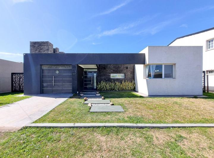 Casa · 158m² · 3 Ambientes · 4 Cocheras