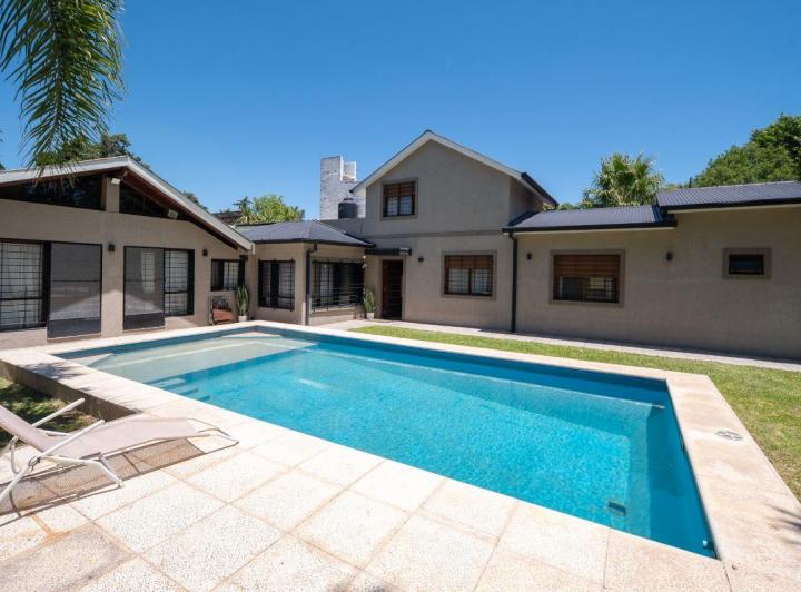 Casa · 262m² · 6 Ambientes · 2 Cocheras