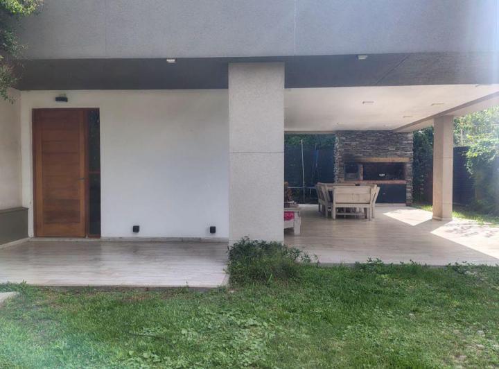 Casa · 219m² · 3 Ambientes · 1 Cochera