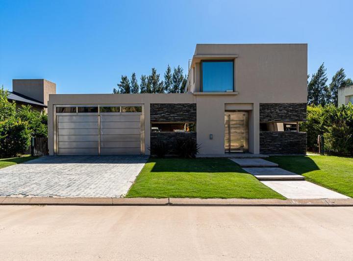 Casa · 800m² · 4 Ambientes · 2 Cocheras