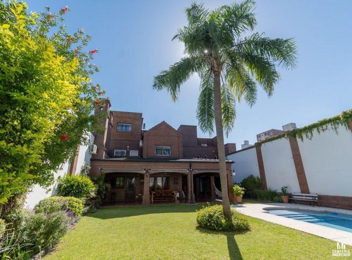 Casa · 327m² · 3 Dormitorios · 4 Cocheras