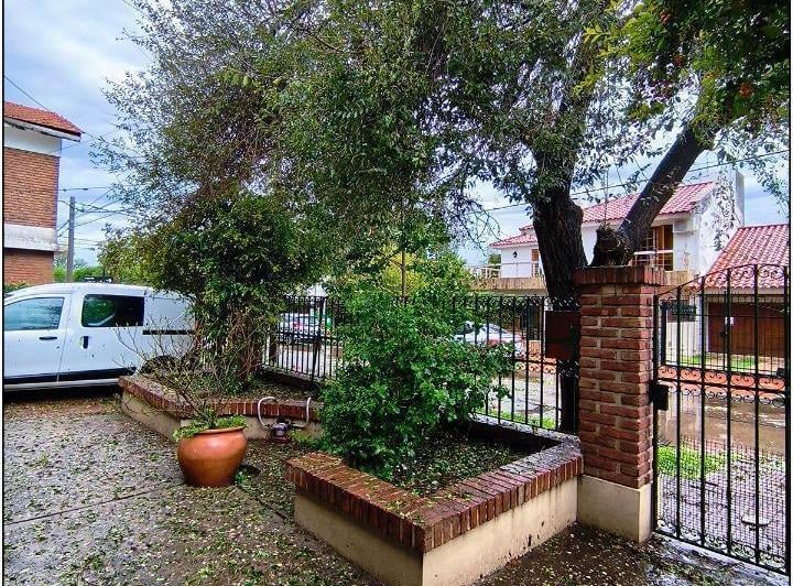 Casa · 200m² · 5 Ambientes · 2 Cocheras