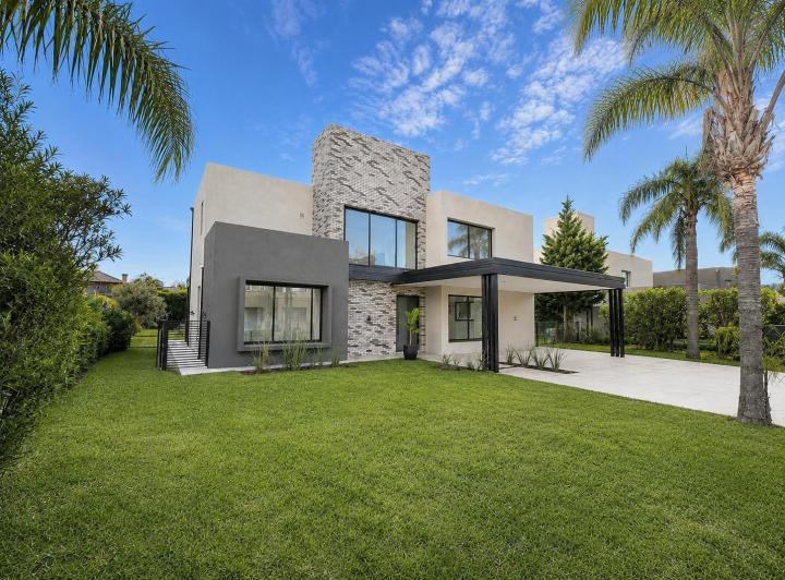 Casa · 212m² · 5 Ambientes · 2 Cocheras