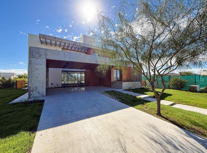 Casa · 236m² · 3 Dormitorios · 2 Cocheras