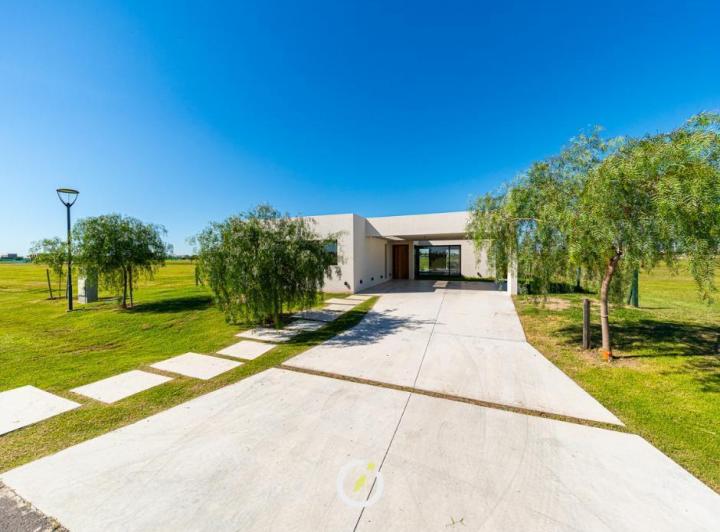 Casa · 194m² · 3 Dormitorios · 2 Cocheras