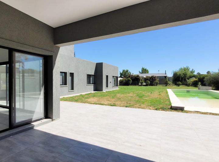 Casa · 1200m² · 6 Ambientes · 2 Cocheras