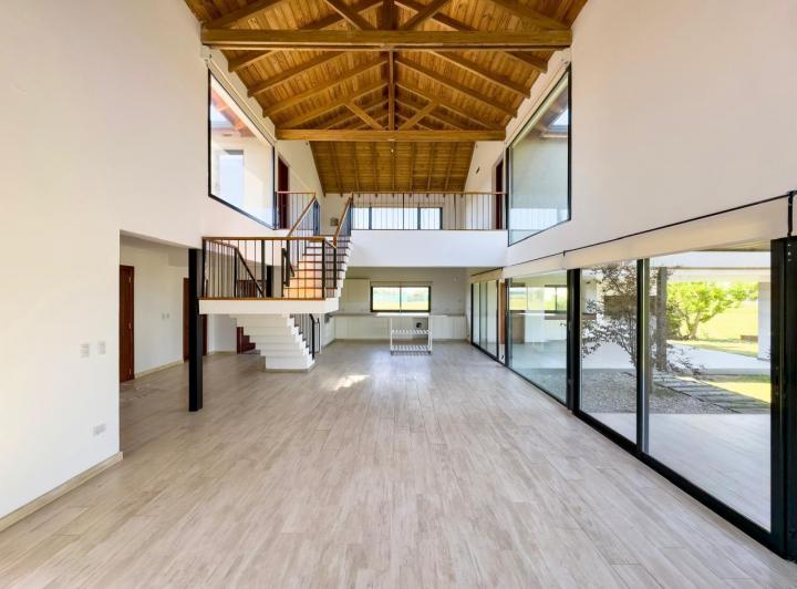 Casa · 260m² · 7 Ambientes · 2 Cocheras