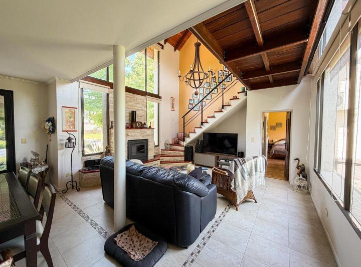 Casa · 185m² · 5 Ambientes · 2 Cocheras