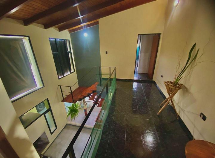 Casa · 195m² · 7 Ambientes · 2 Cocheras