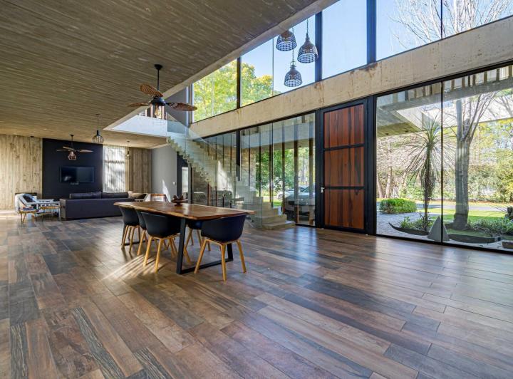 Casa · 320m² · 8 Ambientes · 4 Cocheras