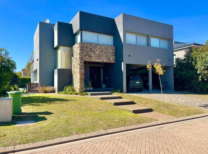 Casa · 330m² · 4 Ambientes · 2 Cocheras