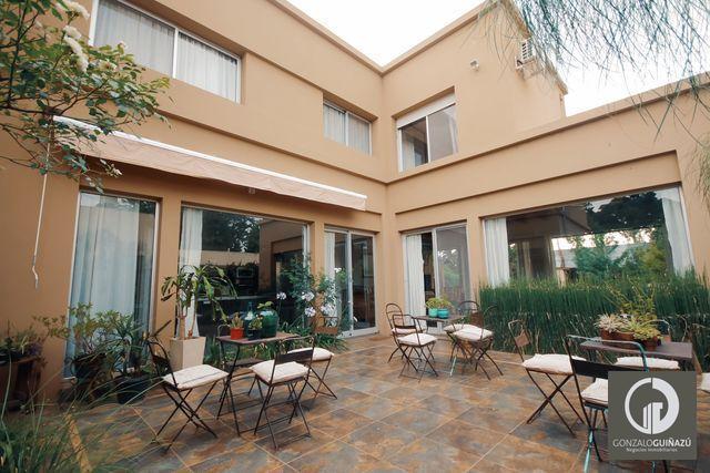 Casa · 245m² · 7 Ambientes · 2 Cocheras