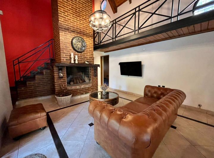 Casa · 224m² · 6 Ambientes · 3 Cocheras