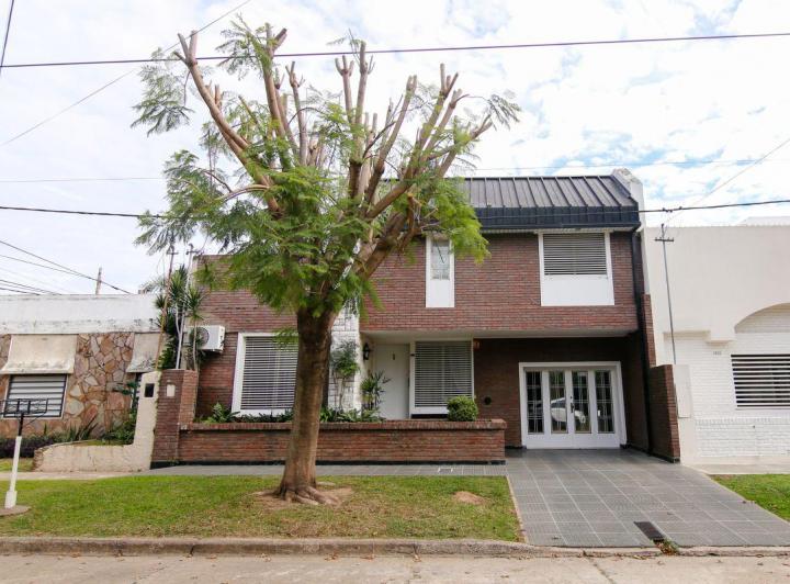 Casa · 244m² · 6 Ambientes · 1 Cochera