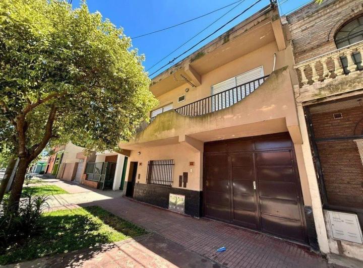 Casa · 400m² · 8 Ambientes · 3 Cocheras