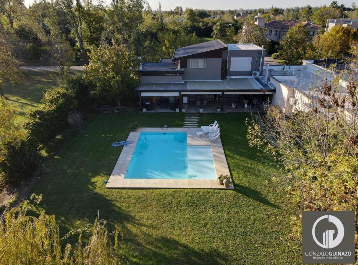 Casa · 205m² · 6 Ambientes · 3 Cocheras