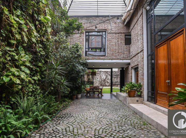 Casa · 320m² · 8 Ambientes · 2 Cocheras