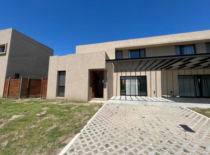Casa · 108m² · 3 Ambientes · 2 Cocheras