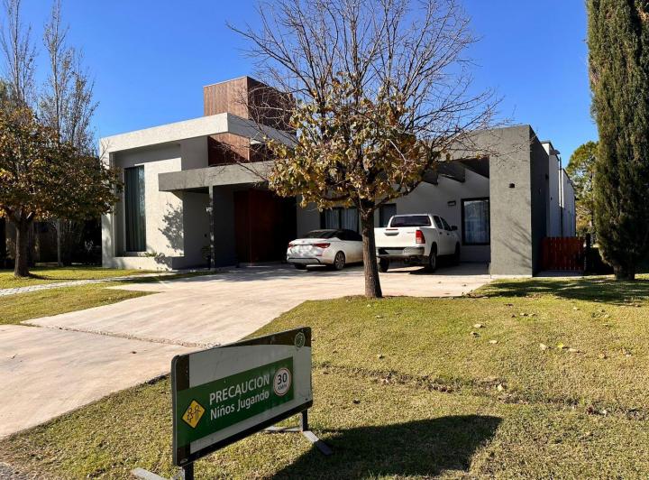 Casa · 200m² · 7 Ambientes · 4 Cocheras