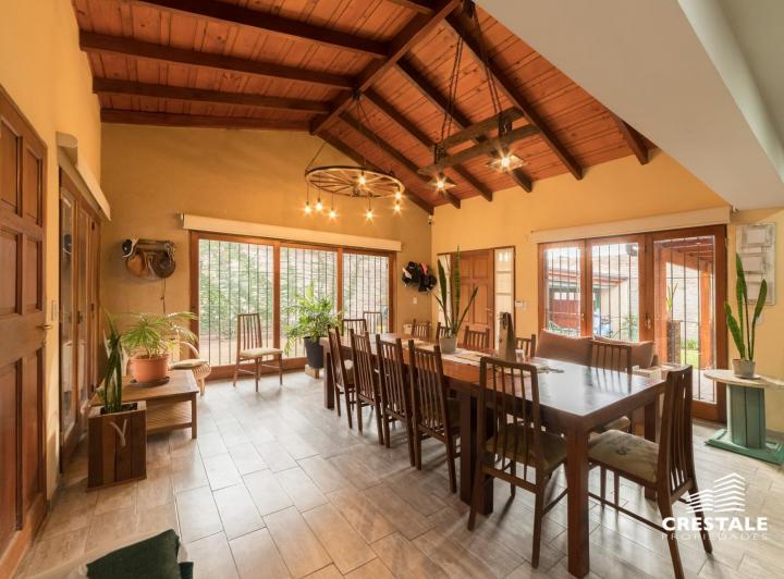 Casa · 325m² · 3 Ambientes · 2 Cocheras