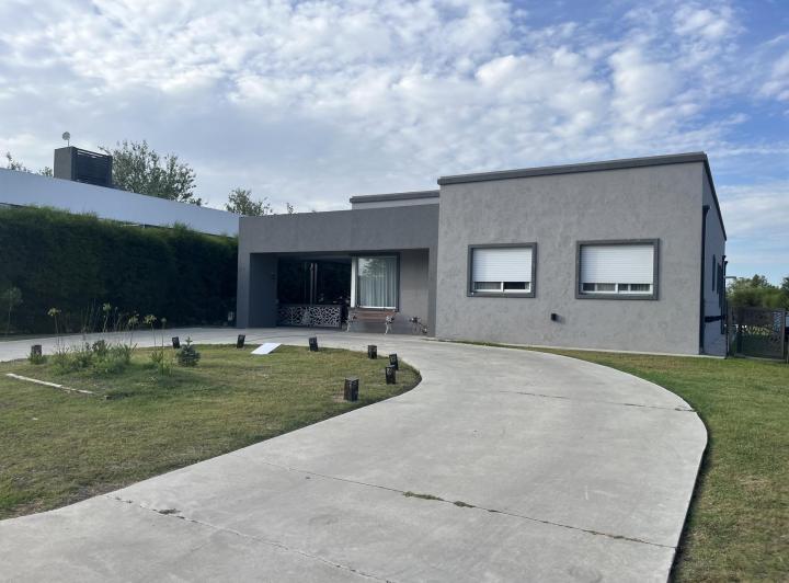 Casa · 253m² · 6 Ambientes · 3 Cocheras