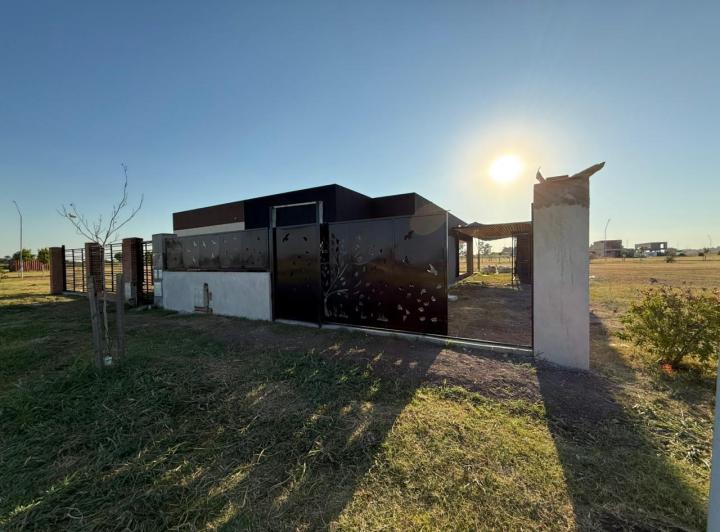 Casa · 93m² · 5 Ambientes · 1 Cochera