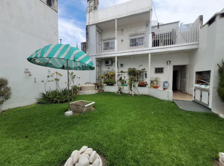 Casa · 240m² · 8 Ambientes · 2 Cocheras