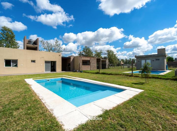 Casa · 75m² · 3 Ambientes · 2 Cocheras