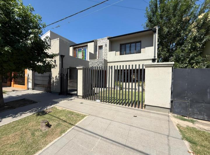 Casa · 280m² · 6 Ambientes · 2 Cocheras