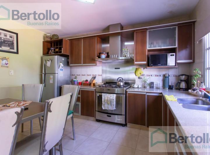 Casa · 256m² · 4 Ambientes · 2 Cocheras