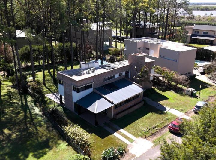 Casa · 280m² · 3 Dormitorios · 2 Cocheras