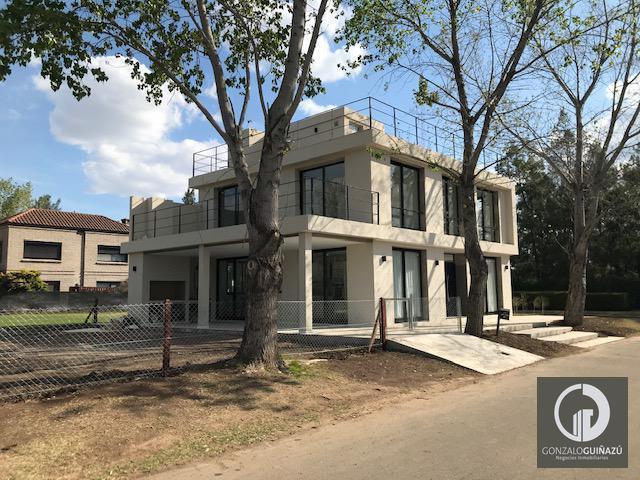 Casa · 240m² · 7 Ambientes