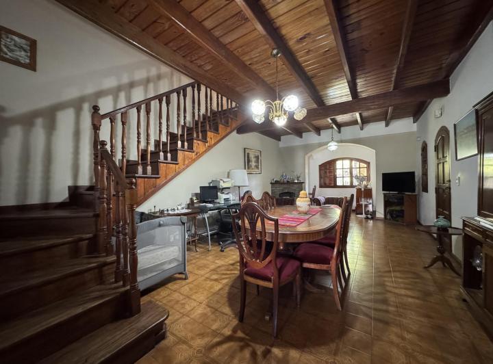 Casa · 214m² · 6 Ambientes · 2 Cocheras