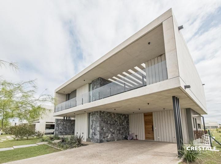 Casa · 217m² · 7 Ambientes · 1 Cochera