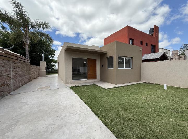 Casa · 85m² · 4 Ambientes · 2 Cocheras