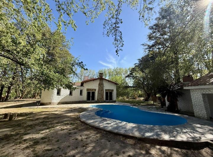 Casa · 246m² · 6 Ambientes · 2 Cocheras