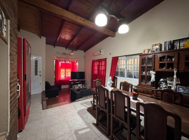 Casa · 200m² · 6 Ambientes · 3 Cocheras