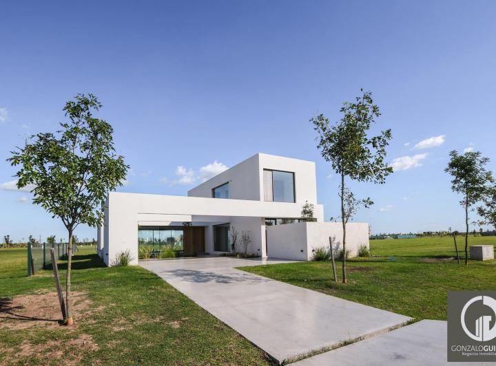 Casa · 200m² · 6 Ambientes · 2 Cocheras