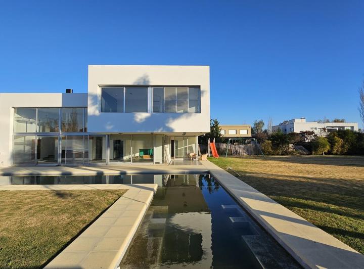 Casa · 340m² · 6 Ambientes · 2 Cocheras