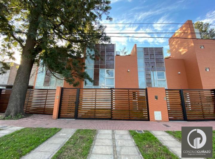 Casa · 135m² · 4 Ambientes · 2 Cocheras
